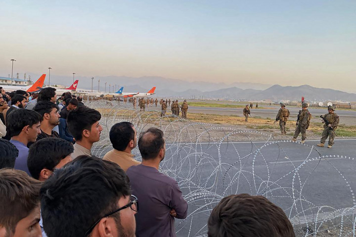 Amerikai katonák biztosítják a Hamid Karzai nemzetközi repülőtér területét az evakuálás ideje alatt 2021. augusztus 16-án – Fotók: Shakib Rahmani / AFP