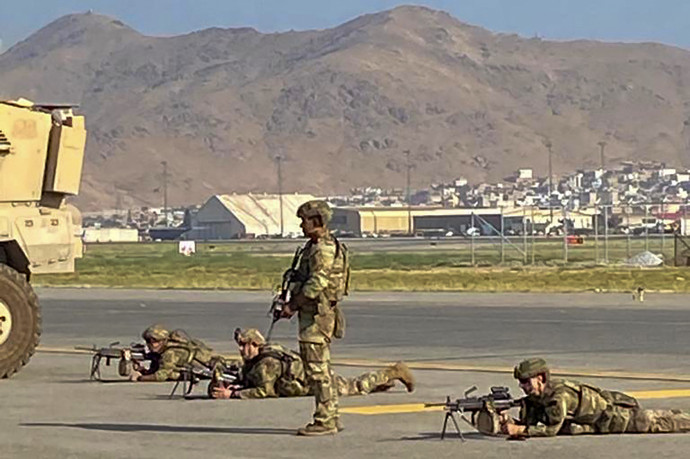 Amerikai katonák biztosítják a Hamid Karzai nemzetközi repülőtér területét az evakuálás ideje alatt 2021. augusztus 16-án – Fotók: Shakib Rahmani / AFP