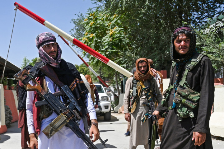 Felfegyverkezett tálib harcosok járőröznek és posztolnak az ellenőrző pontokon Kabulban 2021. augusztus 16-án – Fotó: Wakil Kohsar / AFP