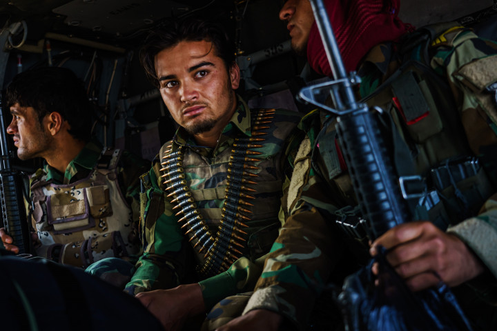 Az afgán hadsereg katonái egy Kandahartól északra fekvő támaszponton készülődnek leszálláshoz 2021. május 6-án. Miután az Egyesült Államok kivonta csapatait az országból, a tálibok egyre nagyobb területen vették át az ellenőrzést, korlátozva ezzel az afgán biztonsági erők mozgását, amelynek eredményeként leállt a földi lőszer- és élelmiszer-utánpótlás, a személyzet rotációjának, az orvosi evakuálásnak a lehetősége – Fotók: Marcus Yam / Los Angeles Times / Getty Images