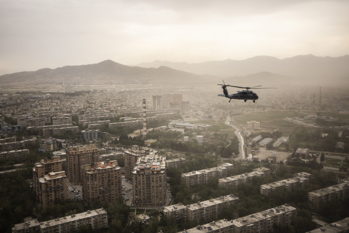 Az amerikai hadsereg egyik Black Hawk helikoptere 2021. április 19-én, Kabul fölött. A következő hónapban hivatalosan is elkezdték kivonni a csapatokat Afganisztánból – Fotó: Florian Gaertner/ Getty Images