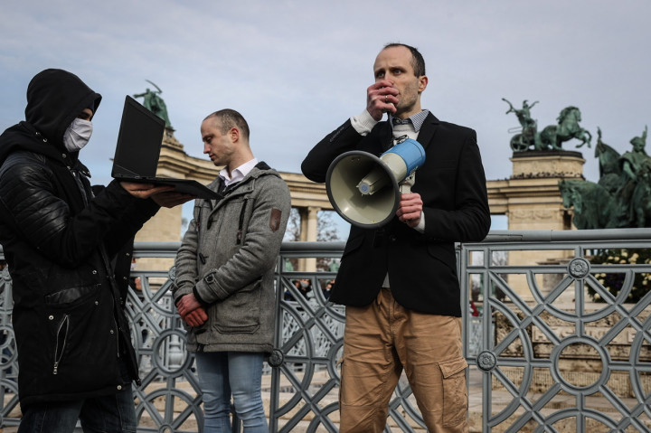 Az Ecsenyi testvérek a Hősök terén a koronavírus vendéglátósokra gyakorolt hatásáról szervezett tüntetésen 2021. január 31-én – Fotó: Huszti István / Telex