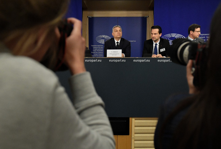 Orbán Viktor az Európai Parlamentben egy sajtótájékoztatón Európai Néppárt (EPP) ülésének végén 2019. március 20-án. A Fidesz az EPP-ből való kiutasítással nézett szembe az óriásplakát-kampány miatt, amiben azzal vádolta az Európai Bizottság vezetőjét, Jean-Claude Junckert és Soros Györgyöt, hogy migránsokkal árasztanák el Európát – Fotó: EMMANUEL DUNAND / AFP
