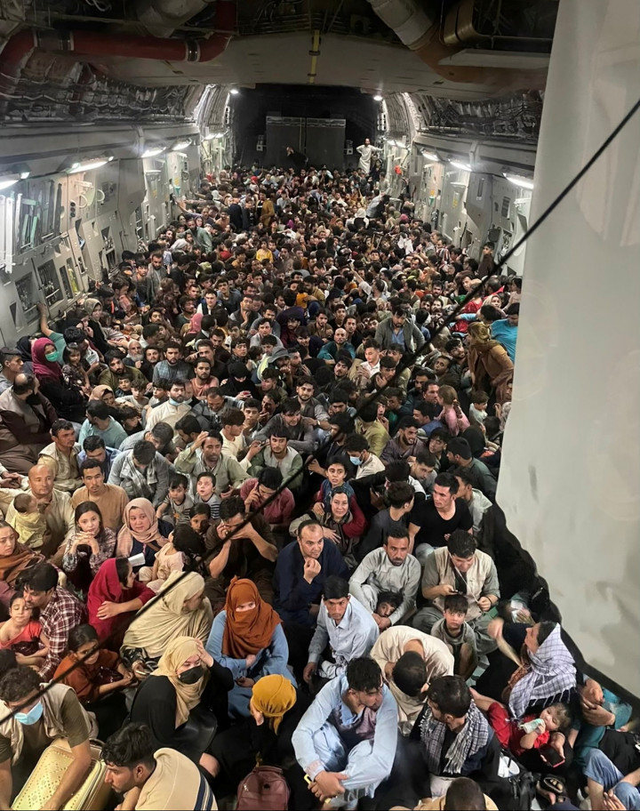 Afgán menekültek az amerikai légierő C-17 Globemaster repülőgépének belsejében 2021. augusztus 16-án – Fotó: Defense One / Reuters