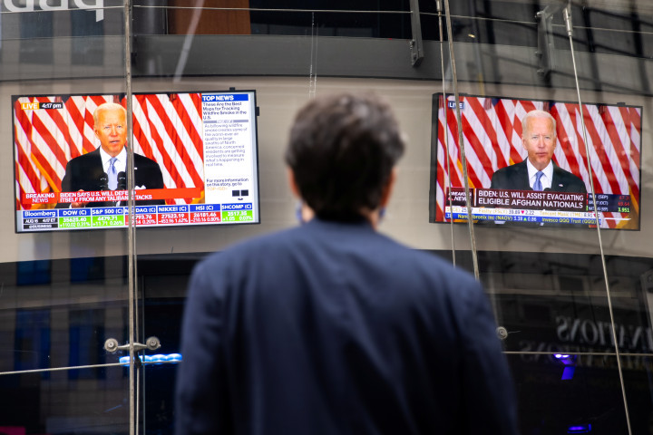 Joe Biden amerikai elnök sajtótájékoztatóját figyeli egy járókelő New Yorkban a Times Square-en 2021. augusztus 16-án – Fotó: Jeenah Moon / Reuters