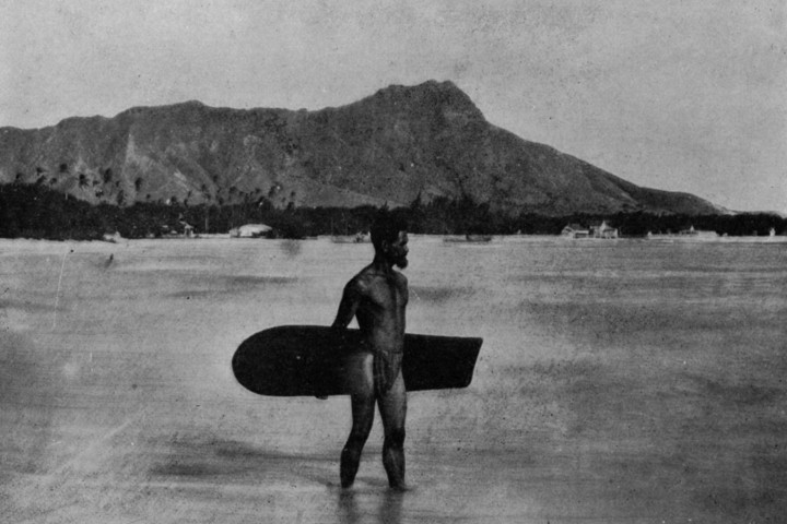 Az egyik első olyan fénykép, ami egy szörföst ábrázol. A kép a XIX. század végén készült Waikiki Beach-en – Fotó: Interim Archives/Getty Images