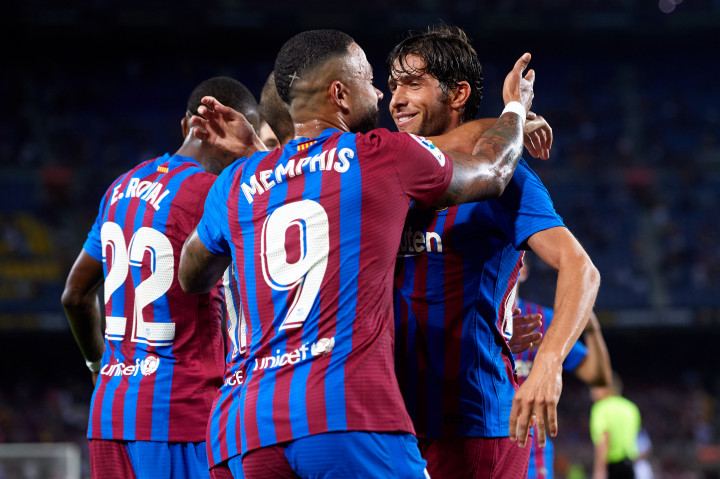 Memphis Depay ünnepelnek egy gól utána a Real Sociedad elleni meccsen, 2021. augusztus 15-én, Barcelonában – Fotó: Alex Caparros / Getty Images