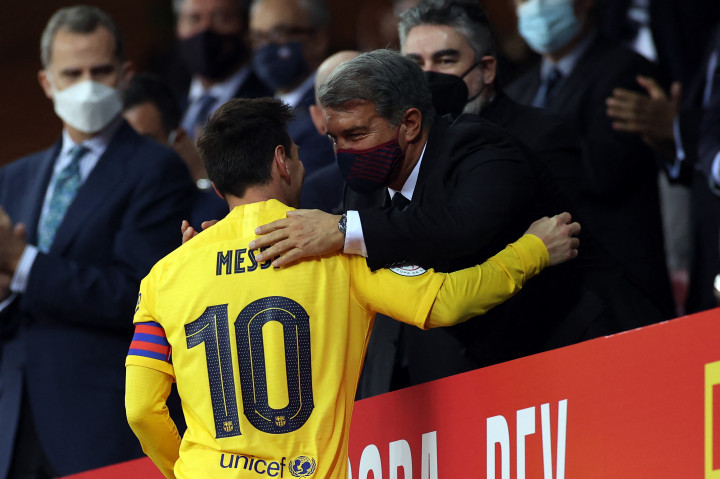 Lionel Messi és Joan Laporta, miután megnyerték a Copa Del Rey döntő mérkőzését Sevillában, 2021. április 17-én – Fotó: Jose Luis Contreras / DAX Images/ NurPhoto / AFP