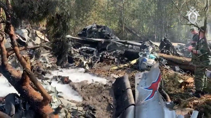 A repülő roncsai és a baleset helyszíne – Fotó: Russian Investigative Committee / Sputnik / AFP