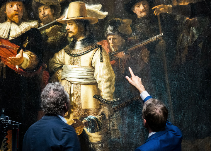 Restaurátorok vizsgálják a festményt 2019-ben – Fotó: Freek van den Bergh / AFP