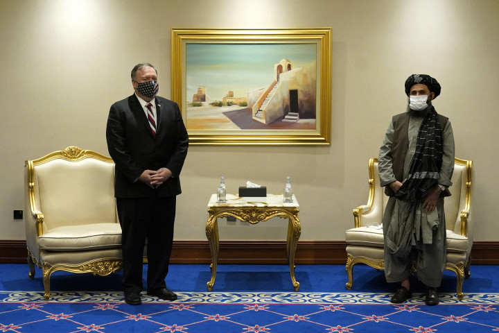 Mike Pompeo amerikai külügyminiszter és Abdul Gáni Baradar találkozója 2020. november 21-én a katari fővárosban, Dohában – Fotó: Patrick Semansky / POOL / AFP