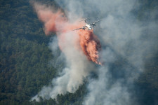 Egy ember meghalt, 27 megsérült a francia Riviéránál tomboló erdőtűzben