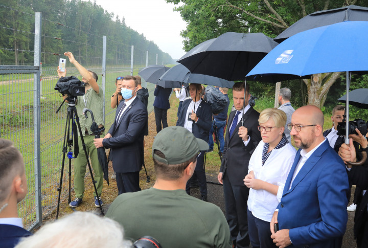 Charles Michel, az Európai Tanács elnöke és Ingrida Simonyte litván miniszterelnök látogatása a Belaruszhoz közeli Padvarionys határvonalánál a litvániai Medininkaiban 2021. július 6-án – Fotó: Petras Malukas / AFP
