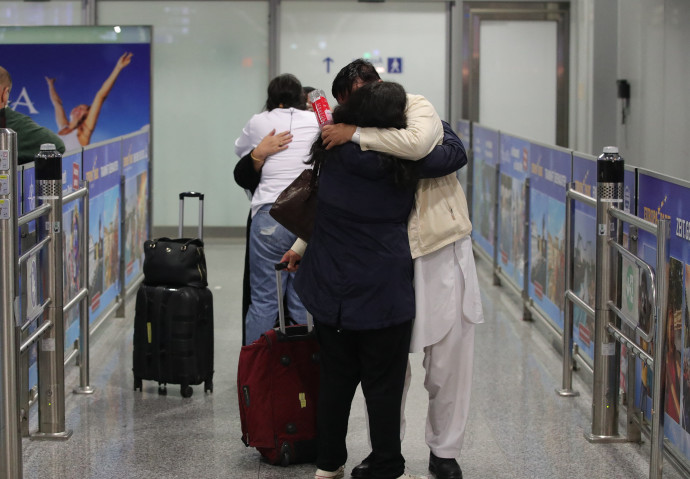 Német és afgán állampolgárok érkeznek Kabulból a frankfurti reptérre 2021. augusztus 18-án – Fotó: Armando Babani / AFP
