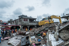 Már több mint kétezer halottja van a haiti földrengésnek