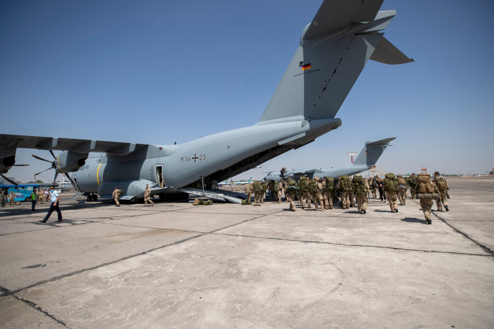 Bundeswehr ejtőernyősei szállnak fel egy Airbus A400M katonai szállító repülőgépre az üzbegisztáni Taskent repülőtéren, mielőtt elindulnak Kabulba 2021. augusztus 17-én – Fotó: Marc Tessensohn / Bundeswehr / AFP