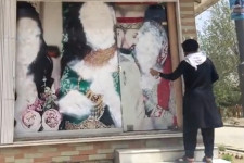A tálibok megígérték, hogy tiszteletben tartják a nők jogait, közben már a női arcképeket is eltakarják az utcákon