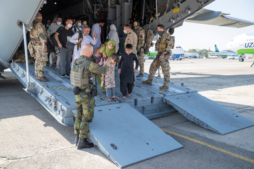 Afganisztánból érkező evakuáltak a Bundeswehr Airbus A400 szállítógépéből szállnak ki az üzbegisztáni Taskent repülőtéren 2021. augusztus 18-án – Fotó: Marc Tessensohn / Twitter @Bw_Einsatz / Reuters