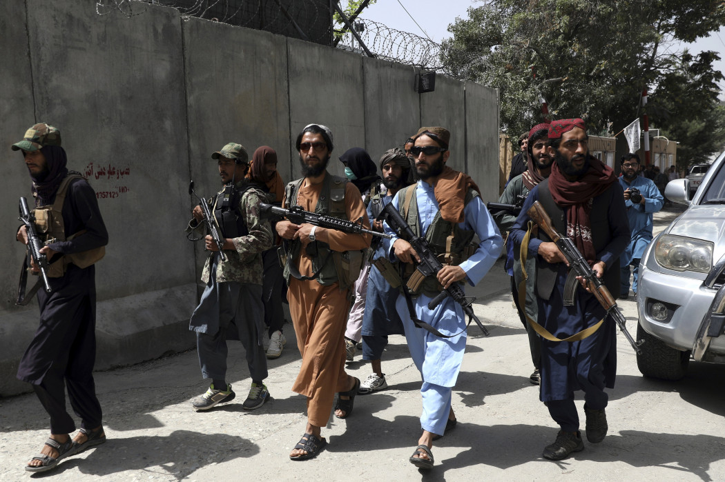 Tálib fegyveresek járőröznek Kabulban 2021. augusztus 18-án – Fotó: Rhamat Gul / AP / MTI