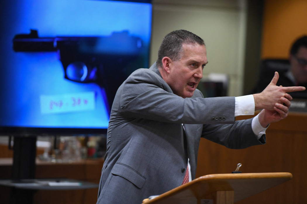 John Lewin helyettes kerületi ügyész demonstrálja a halálos lövést a gyilkossággal vádolt Robert Durst 2020. március 5-i tárgyalásán – Fotó: Pool / Getty Images / AFP