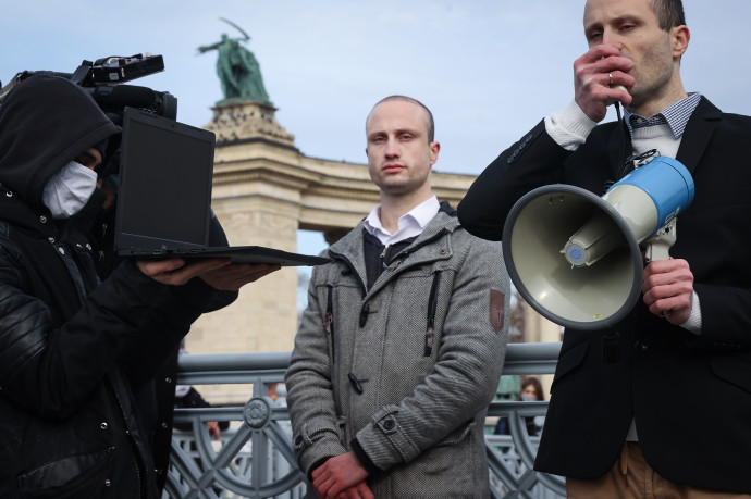 Ecsenyi Áron és testvére, Ecsenyi Szilárd a januári tüntetésen, ami a koronavírus okozta korlátozások ellen szerveztek – Fotó: Huszti István / Telex