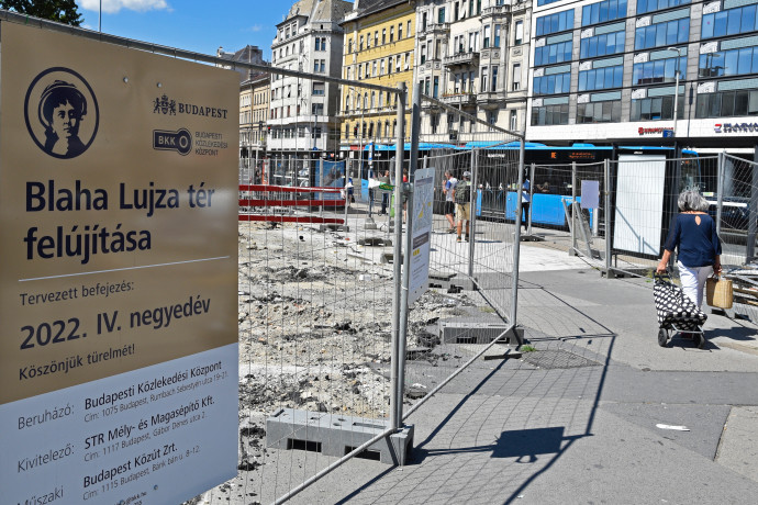 Hétfőtől újra irányonként két sáv lesz járható a Rákóczi úton a Blahánál