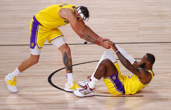 McGee húzza fel a földről a csapattársát, LeBron Jamest, akivel két évet játszottak együtt a Los Angeles Lakersben – Fotó: KEVIN C. COX / GETTY IMAGES NORTH AMERICA / AFP