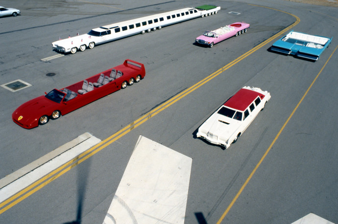 Jay Ohrberg elég extra limuzinkollekciója, háttérben az American Dream – Fotó: Maureen Donaldson / Michael Ochs Archives / Getty Images