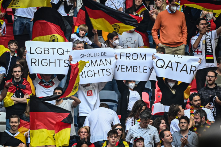 Német szurkolók állnak ki az LMTQI-jogok mellett az Anglia – Németország mérkőzésen a Wembley Stadionban 2021. június 29-én – Fotó: Marvin Ibo Guengoer / Getty Images