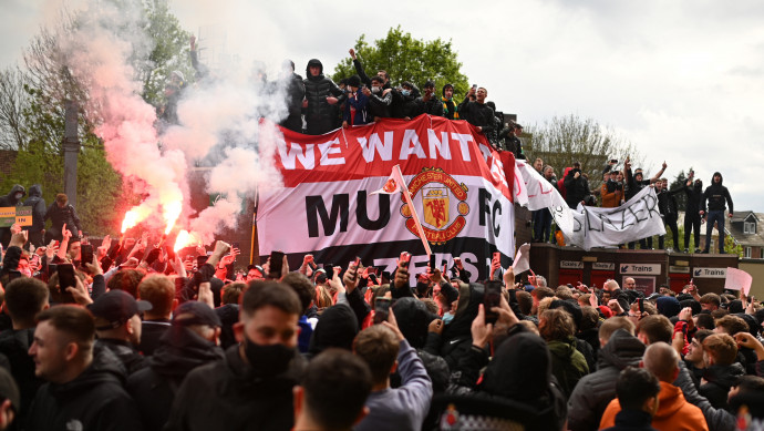 Szurkolók tüntetnek Manchesterben a Szuperliga ellen. Fotó: AFP/Europress