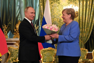 Putyin Merkelnek: Sok kérdést meg kell beszélnünk
