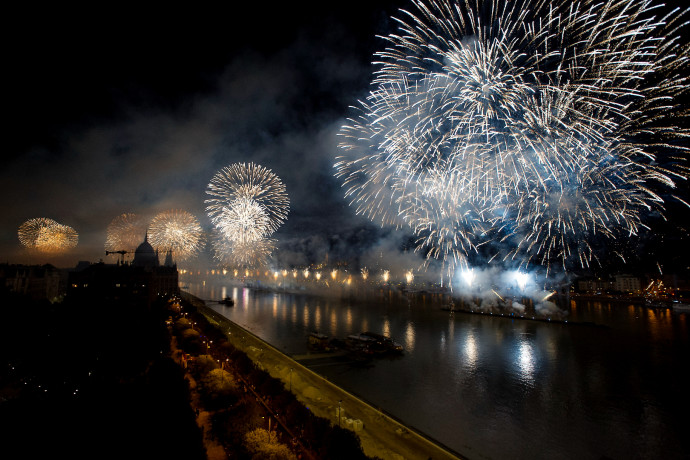 Több mint 700 ezren nézték a tűzijátékot Budapesten
