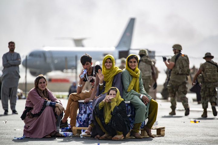 Amerikai katonák által kimenekített gyerekek várják a következő járatot a Hamid Karzai nemzetközi repülőtéren 2021. augusztus 19-én. Fotó: MARK ANDRIES / US MARINE CORPS / AFP