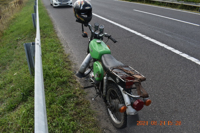 Ezzel a Simsonnal hajtott szembe az autópályán a 78 éves férfi – Fotó: police.hu