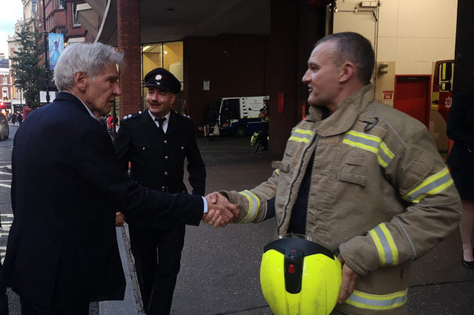 Harrison Ford is gratulált egy nyugdíjba vonuló londoni tűzoltónak