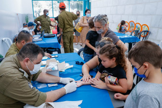 Izraelben már három évtől mérik a gyerekek antitestjeit, hogy minél kevesebben kényszerüljenek karanténba