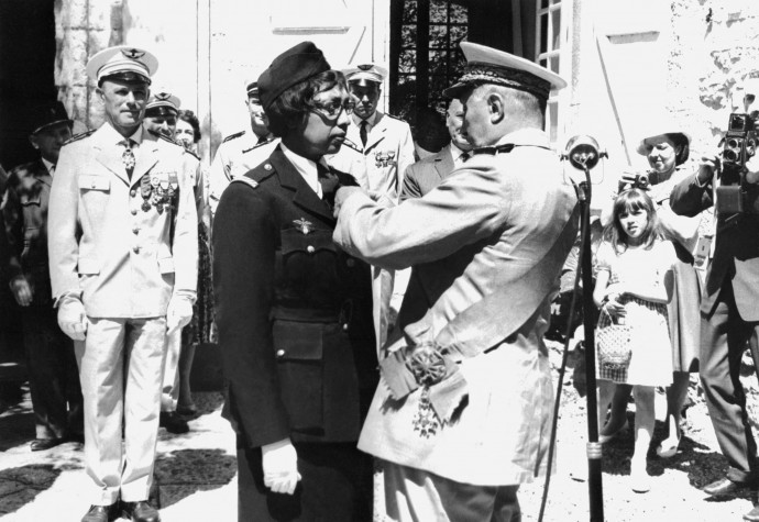 Joséphine Baker 1961-ben megkapja a legmagasabb állami kitüntetést, a Becsületrendet. – Fotó: AFP