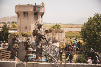 Halálos lövöldözés volt a kabuli repülőtér kapujánál