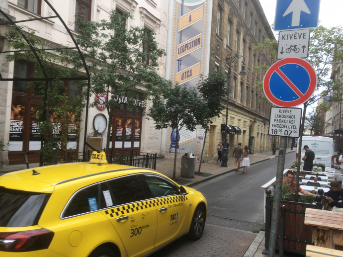 A lakossági parkolási zónát jelző tábla a Király utcában – Fotó: Tenczer Gábor/Telex