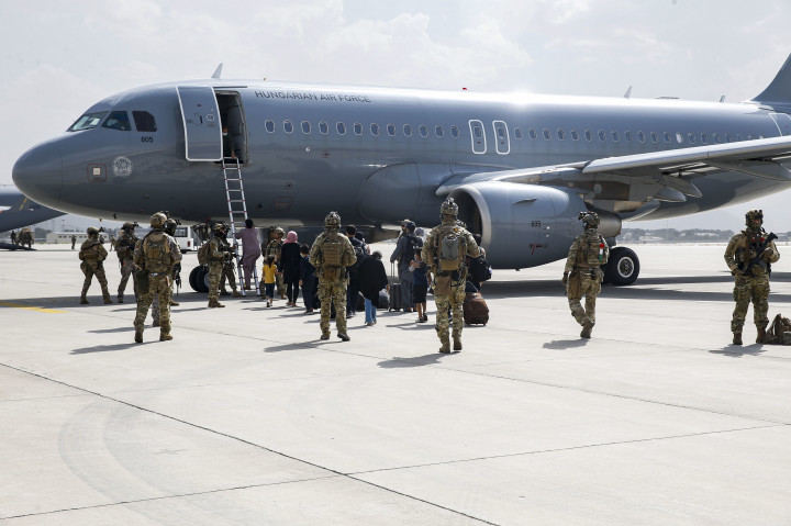 Az Orbán Viktor által rendszeresen használt honvédségi Airbus A319-es a kabuli repülőtéren augusztus 19-én – Fotó: Nicholas Guevara őrvezető / Amerikai tengerészgyalogság / AP/ MTI