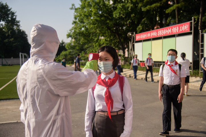 Iskolába érkező diákok testhőmérsékletét mérik Phenjanban 2021 júliusában – Fotó: Kim Won Jin / AFP