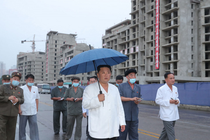 A KCNA észak-koreai állami hírügynökség által 2021. augusztus 21-én közreadott ismeretlen keltezésű képen Kim Dzsongun tekinti meg egy lakónegyed építkezését Phenjanban – Fotó: KCNA / AFP