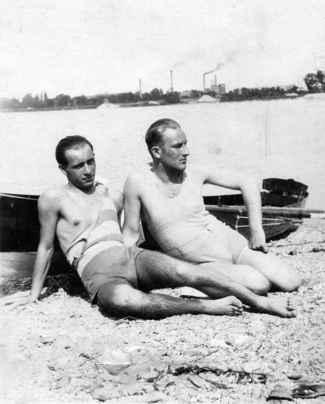 Strandolók a Római parton 1929-ben, a túlparton a Tungsram – Fotó: Fortepan / Balassa Péter