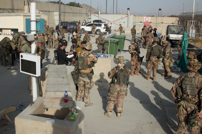 A brit védelmi minisztérium (MOD) által közzétett képen a német és francia hadsereg katonái a brit és amerikai haderővel közösen dolgoznak a kabuli repülőtér biztosításán 2021. augusztus 21-én – Fotó: MOD / AFP