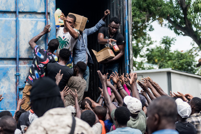 Felfüggeszti az útonállást egy haiti bűnbanda, hogy eljussanak a segélyek a földrengés után a rászorulóknak