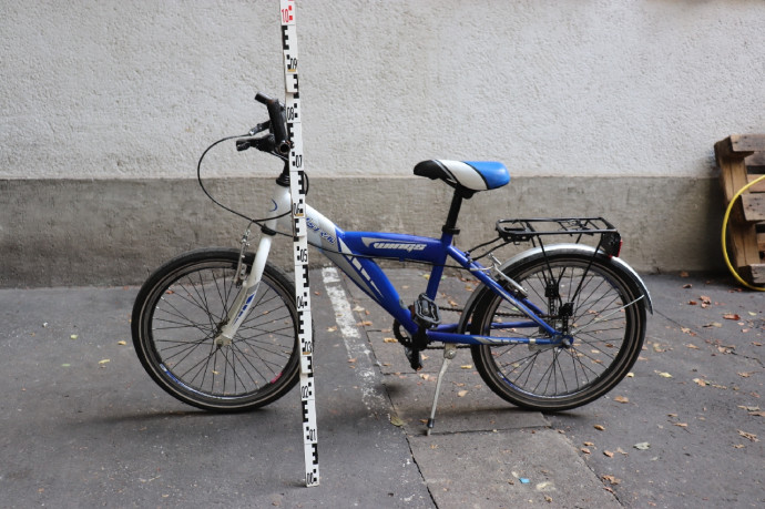 A kisfiú biciklije, amivel 22 autó oldalát karcolta végig – Fotó: Police.hu