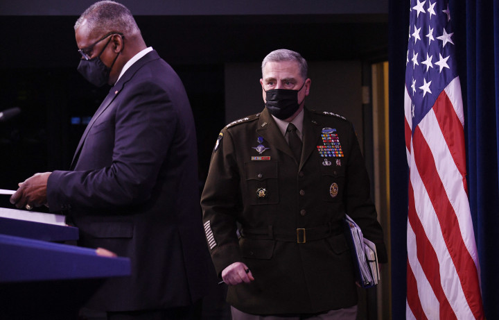 Lloyd Austin amerikai védelmi miniszter és Mark Milley tábornok, a vezérkari főnökök egyesített bizottságának elnöke az afganisztáni helyzetről tartott sajtótájékoztatón a Pentagonban, 2021. augusztus 18-án – Fotó: Olivier Douliery / AFP