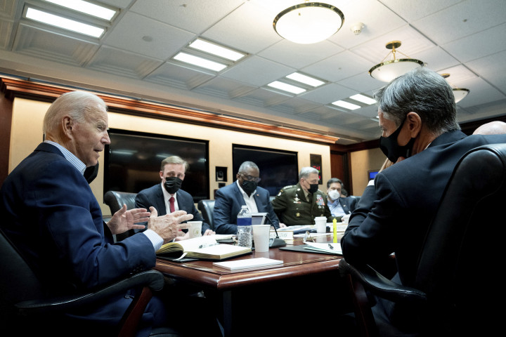 Joe Biden amerikai elnök a nemzetbiztonsági tanáccsal egyeztet a kialakult afganisztáni helyzetről 2021. augusztus 22-én a Fehér Házban – Fotó: Erin Scott / Fehér Ház / AFP