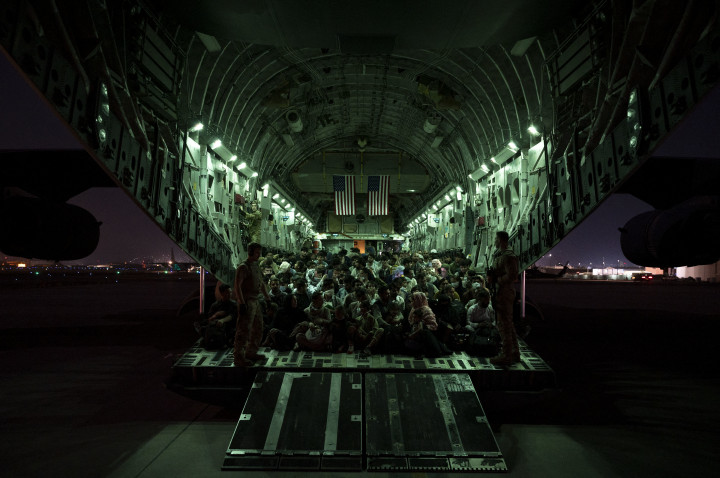 Az amerikai légierő C-17 Globemaster szállítógépe készül felszállásra a kabuli repülőtéren 2021. augusztus 21-én – Fotó: Taylor Crul / US Air Force / AFP
