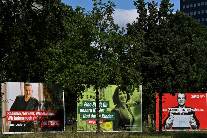 A szociáldemokraták átvették a vezetést egy hónappal a német választások előtt, mélyponton Merkel pártjának népszerűsége